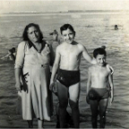 Avec ma M&egrave;re et mon fr&egrave;re Josph &agrave; la plage